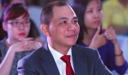 Tỷ phú Phạm Nhật Vượng xài điện thoại gập kiểu cũ