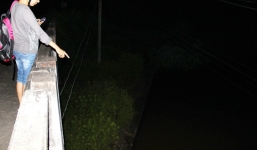 Người lớn bị tố bỏ mặc bé trai đuối nước