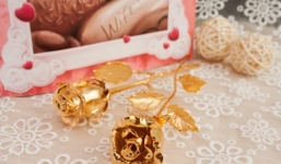 Đại gia chơi sang tặng bạn gái hoa hồng dát vàng 24k