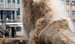 Người dân Trung Quốc đổ đi xem cột sóng khổng lồ của siêu bão Vongfong 