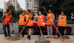 Công nhân dọn vệ sinh Trung Quốc đi làm bằng ôtô riêng