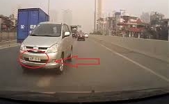 Đi ngược chiều đường trên cao 'vì sợ muộn giờ đón sếp'