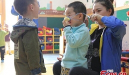 Trẻ mầm non phải đeo khẩu trang chống bụi ở trường