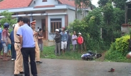 Xe máy kẹp 3 tông vào ô tô, 2 học sinh chết tại chỗ