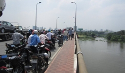 Hai nam thanh niên liên tiếp nhảy xuống sông Sài Gòn tự tử