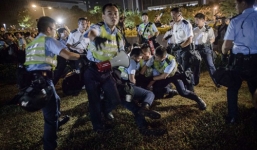 Cảnh sát Hong Kong lại xịt hơi cay trấn áp người biểu tình