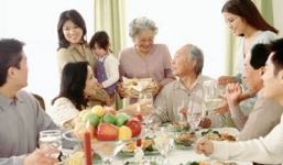 Đừng 'bán khoán' chồng con cho bà hàng phở ngoài phố