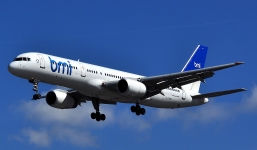 Máy bay Boeing hạ cánh khẩn cấp vì nứt thân sau tiếng nổ lớn