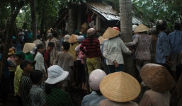 Bắt kẻ sát nhân tàn độc đập đầu cháu ruột đến chết