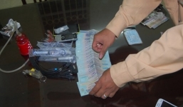 Dừng xe không BKS, phát hiện ma túy cùng hàng chục triệu