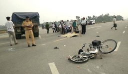 Đi viếng đám ma về, một người phụ nữ bị xe tải cán chết