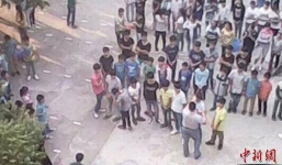 Hiệu trưởng giận dữ cắt tóc 30 sinh viên ngay giữa trường