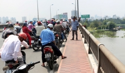 Tự tử liên hoàn tại cầu Bình Triệu