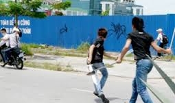 Chém người trọng thương rồi vào trụ sở công an để trốn