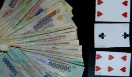 Cờ bạc bịp trên xe khách lại tái diễn