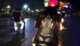 Sự thật gây shock về bức ảnh thiếu nữ 'lộ nội y' giữa phố Hà Nội