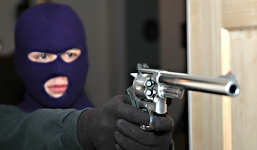 Cay cú thua bạc, cầm dao đi chiếm đoạt tài sản