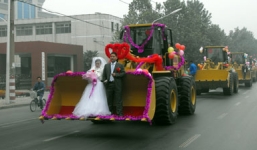 Chú rể thuê dàn 'siêu xe' máy xúc rước dâu gây xôn xao