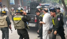 Hàng chục chiến sĩ 141 vây bắt kẻ trốn nã trong chung cư ở Hà Nội