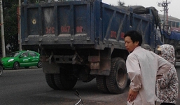 Xe tải đâm trọng thương một cô giáo