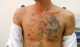 Thanh niên đầy hình xăm chạm mặt trinh sát hình sự