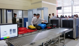 Nữ hành khách rượt đuổi, hành hung, xé áo nam nhân viên hàng không