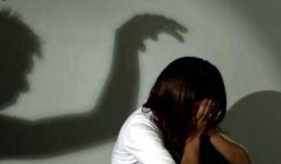 Đi ngủ nhờ lại 'làm bậy' với trẻ em