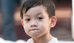 Loạt ảnh hiếu động đáng yêu của con trai Hà Hồ 