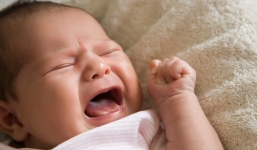 Bé gái 1 tuổi bị 'bố dượng' đánh chấn thương não