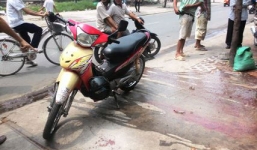 Clip: Học sinh cầm dao truy sát người va quệt xe