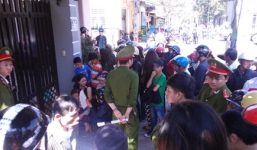 Đến tòa ly hôn, vợ đâm chết chồng ngay tại sân tòa án