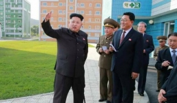 Mặc phương Tây đồn đoán, Kim Jong-un lại tươi tắn chống gậy xuất hiện