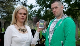 Lạnh gáy nhận tin nhắn từ điện thoại đã chôn cùng người chết