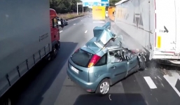 Sống sót kỳ diệu sau khi ô tô bị đâm nát vụn