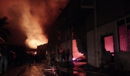 Cháy lớn tại KCN Quang Minh: Công nhân nhảy từ mái nhà thoát thân