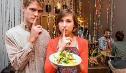 Nhà hàng bắt khách khoả thân xem ảnh nóng trước khi ăn