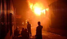 Video: Lửa cháy dữ dội gần tòa nhà Keangnam