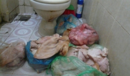 Choáng váng chế biến nem tai, giò tai trong nhà vệ sinh