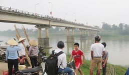 Tìm thấy thi thể hai mẹ con ôm nhau nhảy cầu tự vẫn