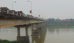 Người mẹ trẻ ôm con 2 tuổi nhảy xuống sông tự tử