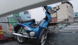 Chạy xe máy ngược chiều, nam thanh niên tông vào taxi, nguy kịch