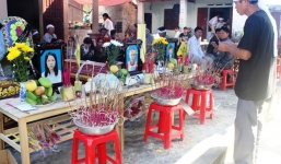 Bé 8 tháng khát sữa trong đại tang bố mẹ và anh trai