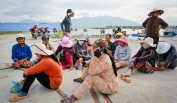 Đội nữ chuyên khiêng cá mập từ Hoàng Sa, Trường Sa