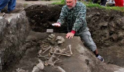 Phát hiện ngôi mộ chôn cất ma cà rồng bị xuyên thủng ngực