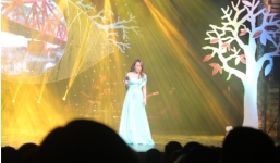 Mỹ Tâm gợi cảm với váy xẻ, Hồng Nhung trẻ như thiếu nữ trong đêm nhạc Trịnh