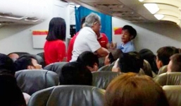 Nam nhân viên hàng không kể lại phút bị khách nữ đuổi đánh