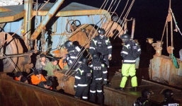 Ngư dân Trung Quốc cầm dao đe dọa khi bị bắt vì đánh bắt trái phép