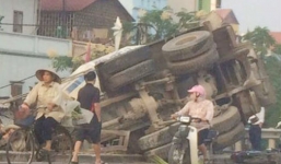  Xe bồn mất lái rúc đầu xuống đê, tài xế và phụ xe nhập viện