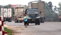 Bắt giữ hai đối tượng chặn đường tài xế xin tiền