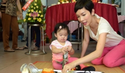 Con gái Xuân Lan đếm tiền say mê trong tiệc thôi nôi